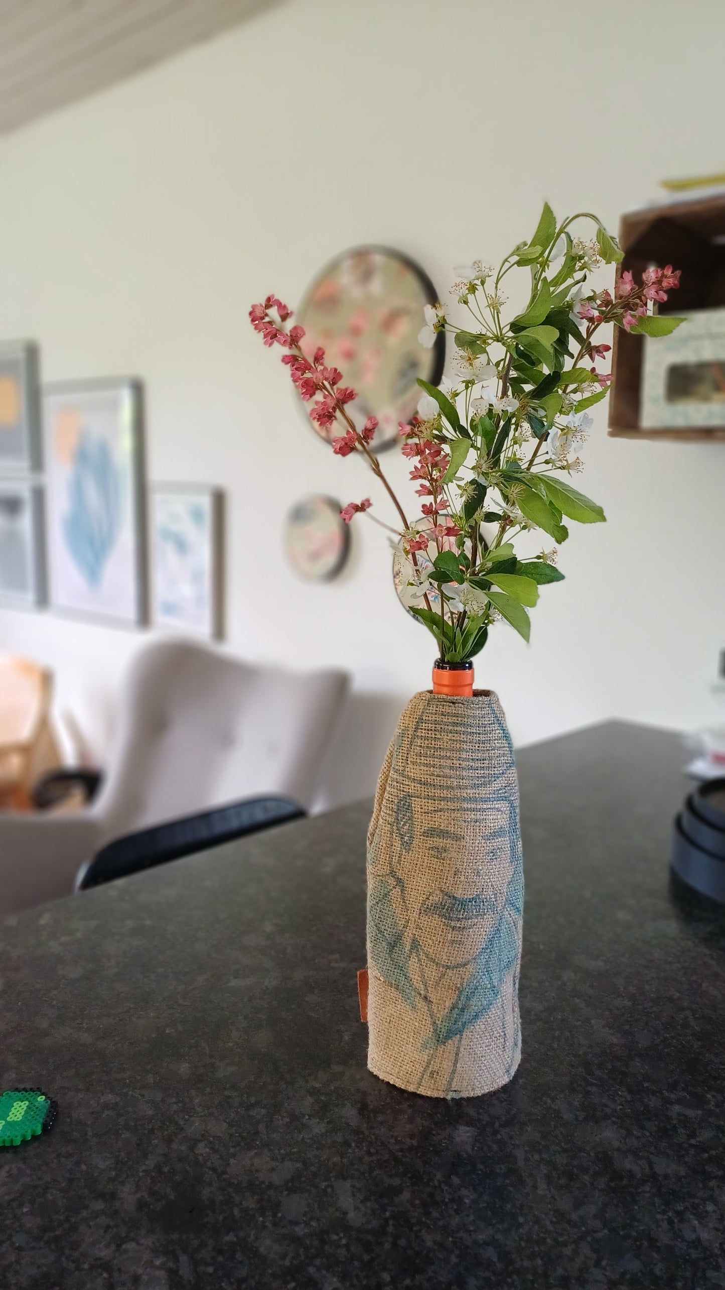 Flaskeskjuler i kaffesæk – genbrug som vase