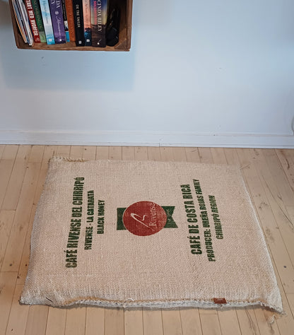 Hundetæppe i genbrugt kaffesæk med dansk skumplade