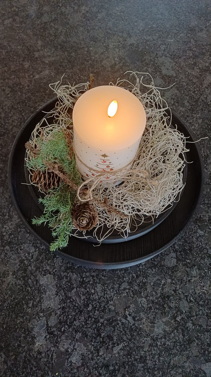 Sort rund 3 D printet ramme, hvori der er lagt en træplade med melaminoverflade, der er afskær fra dansk køkkenproducent. 28 cm i diameter.