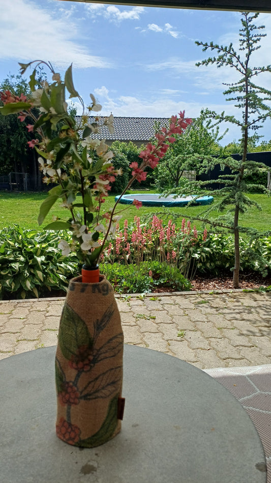 Flaskeskjuler i kaffesæk – genbrug som vase