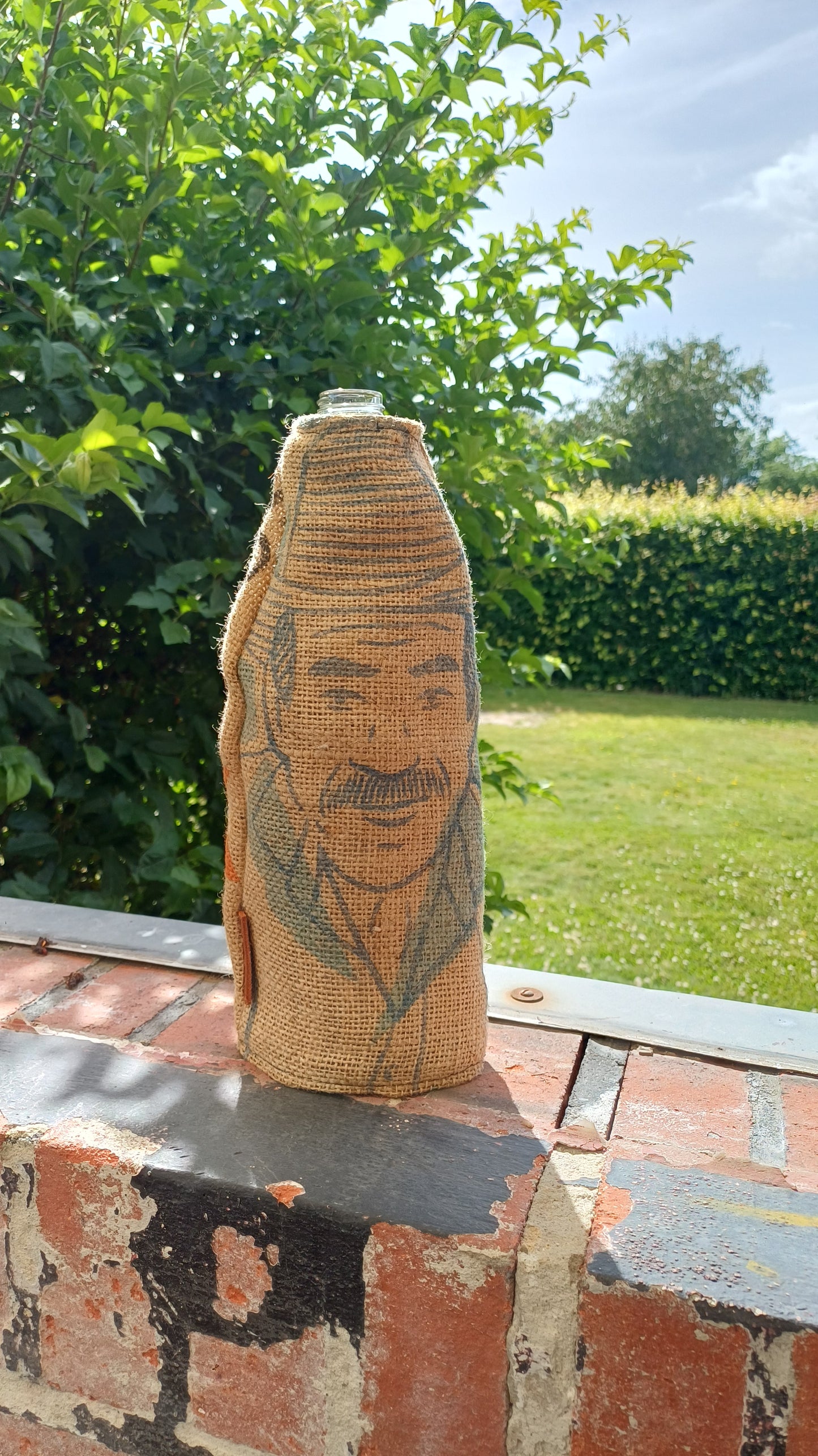 Flaskeskjuler i kaffesæk – genbrug som vase