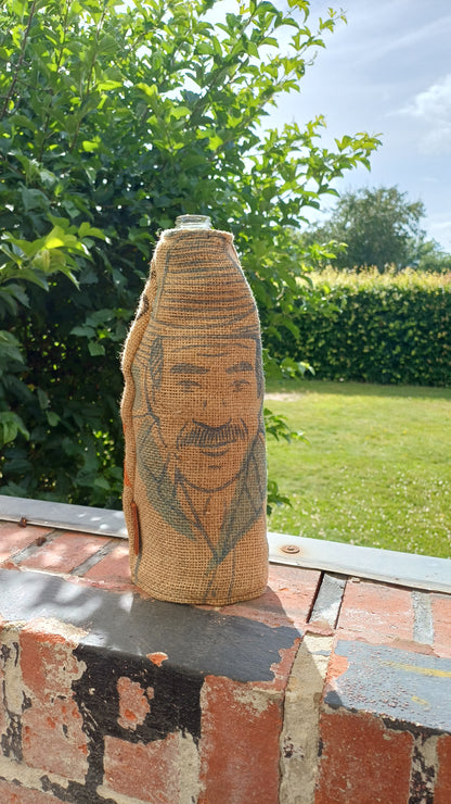 Flaskeskjuler i kaffesæk – genbrug som vase