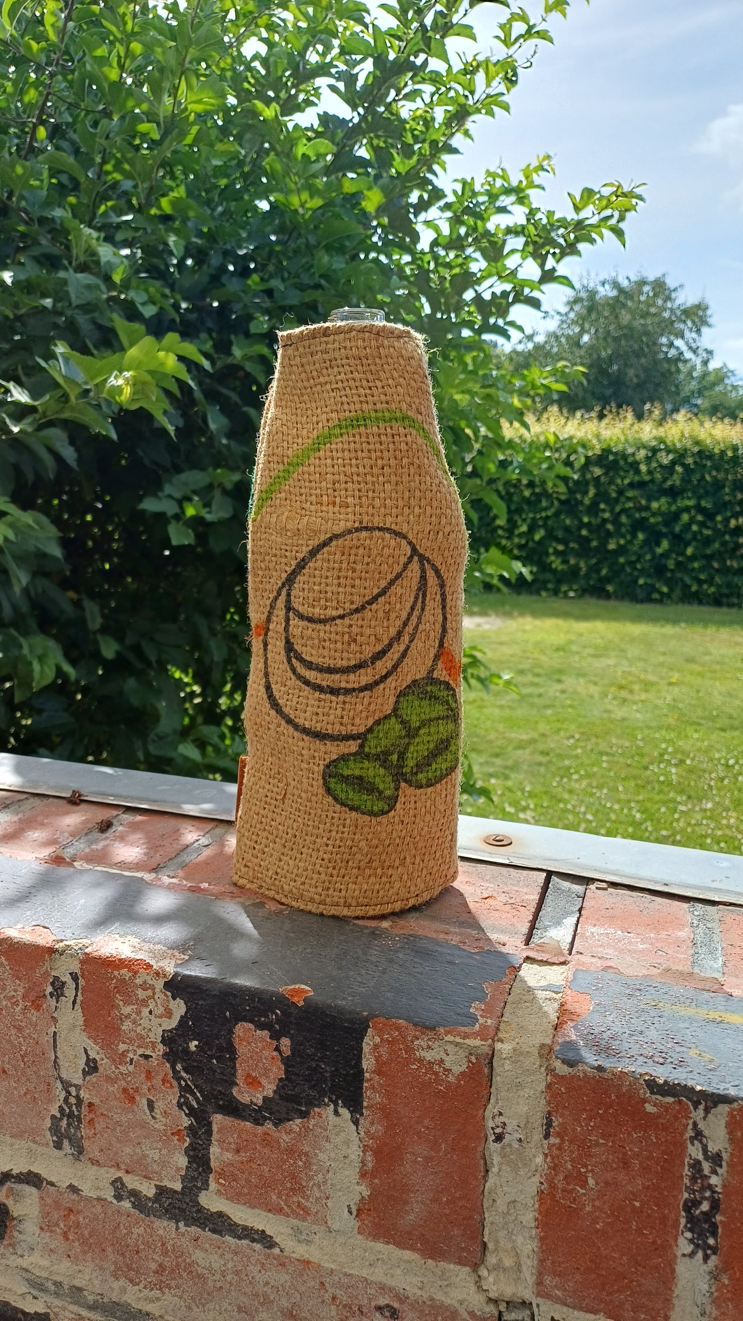 Flaskeskjuler i kaffesæk – genbrug som vase